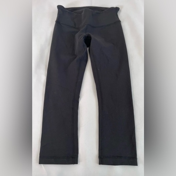 Womens Lululemon Crop Leggings Sz 6 Black High Rise Logo 22" Inseam‎ Yoga Pants - Picture 1 of 8